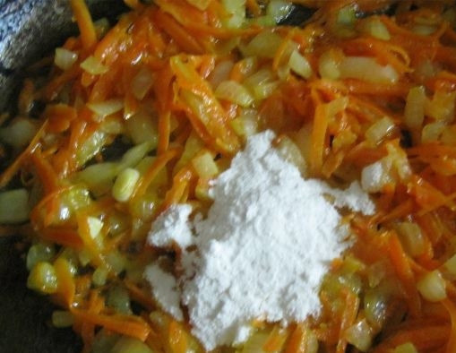 1. Этап. Суп крестьянский: 7. Добавить муку и, постоянно помешивая, жарить еще 1-2 минуты.