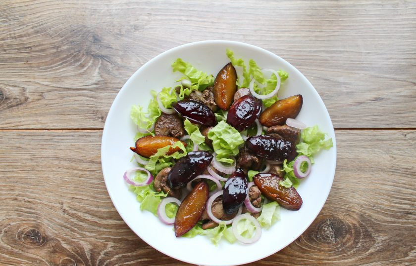 1. Этап. Салат с печенью и карамелизированными сливами: Разложите поверх салата карамелизированную сливу.