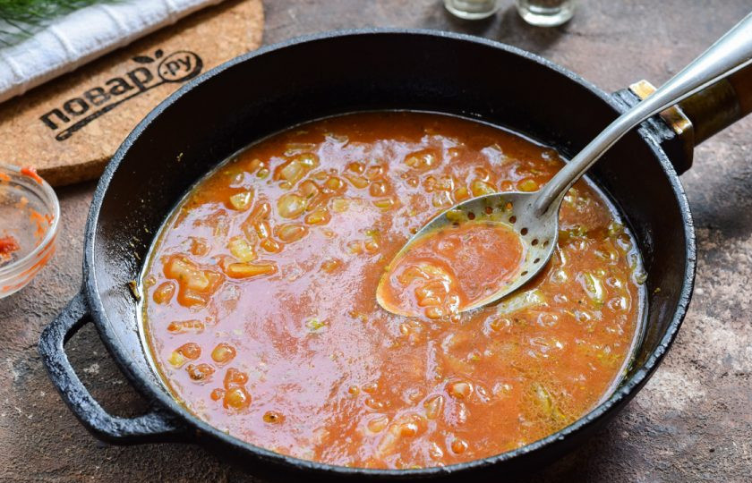 1. Этап. Медово-томатный соус: Влейте в сковороду воду, перемешайте и тушите соус 7-8 минут.