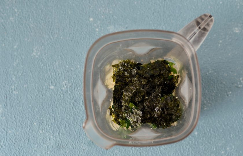 1. Этап. Рыбные котлеты без рыбы: Раскрошите тофу, петрушку крупно нарежьте, а водоросли нори порвите руками на маленькие кусочки. Измельчите эти ингредиенты в блендере вместе с чесноком, солью и чёрным перцем.