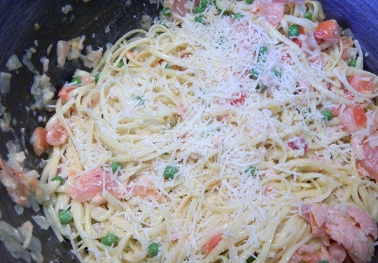 1. Этап. Паста с красной рыбой: 4. Готовые макароны откиньте на дуршлаг. На сковороду добавьте белое вино и сливки. Посолите и поперчите соус по вкусу. Выложите макароны, аккуратно все перемешайте и добавьте тертый сыр.