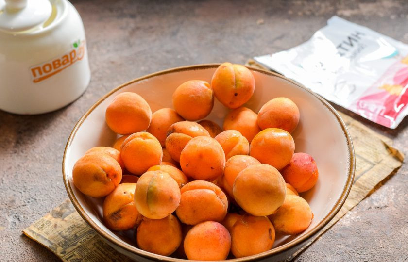 1. Этап. Варенье из абрикосов с желатином: Подготовьте абрикосы, сахар и желатин.