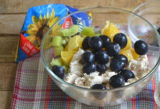 1. Этап. Салат с курицей, авокадо и киви: 6. Смешиваем все ингредиенты и добавляем майонез. Аккуратно все перемешиваем.