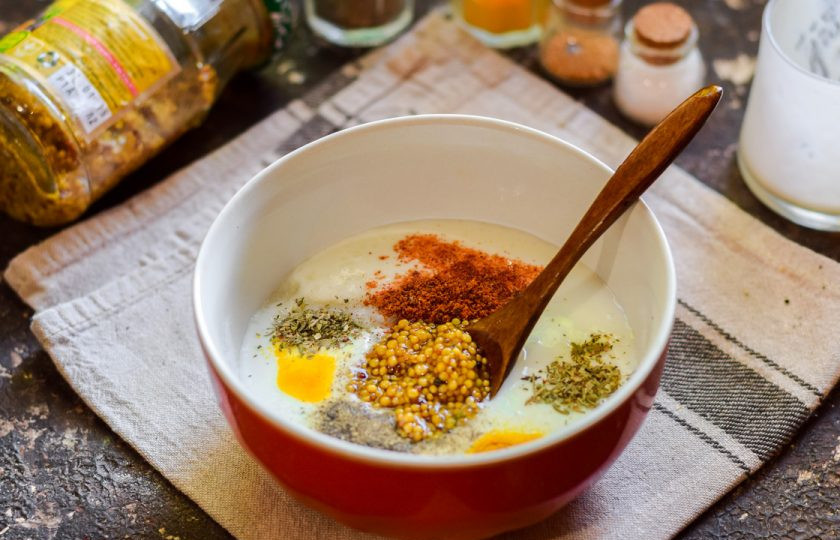 1. Этап. Заправка для салата из йогурта: 4. Добавьте в йогурт горчицу в зернах.