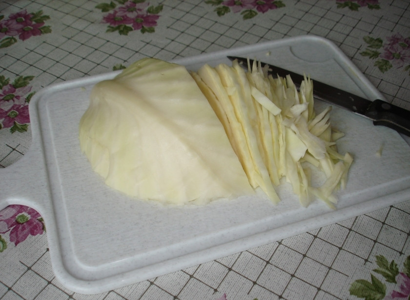 1. Этап. Капуста, тушеная с грибами: 1. Капусту шинкуем соломкой и обжариваем на растительном масле на среднем огне.