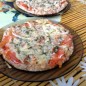 Белковая пицца на тесте из куриного филе Итак, начнем. Когда я решила, что выложу рецепт, корж уже был в духовке. и да, на фотографиях ингредиенты на одну пиццу, в рецепте указала на две) Для основы измельчит блендером куриное филе, лук (но не весь!!). к полученному рубленному мясу добавить яйцо, специи (у меня соль, перец) и отруби. Отложить ненадолго в сторону, чтобы отруби разбухли. Пока наше тесто отдыхает, разберемся с начинкой: она может быть разнообразной. В моем случае это: фасоль консервированная. Кстати о фасоли. Раз уж мы заморачиваемся с питанием, то стоит отметить, что в идеале в составе такой фасоли не должно быть указано сахара. на фотке еще уже порубленный лук) Далее: я смешала томатную пасту со специями ( смесь перцев, чуточку горчицы) Нарезала помидорку. Натерла сыр и смешала его с замороженным укропом. Насчет сыра: можно брать любой, главное если вы худеете, либо просто поддерживаете форму как я, не переборщить с количеством. Хотя, конечно, как в любой пицце, так и в данном рецепте, чем больше сыра тем вкуснее)) Теперь берем противень, застилаем его бумагой для выпечки. учтите, что если у вас хорошая бумага, как бы уже промасляная, то смазывать нет нужды. но если вы не уверены в качестве, то лучше промазать капелькой масла. Пиццу лучше делать не одной большой, а порционные кружочки. Так будет удобнее кушать. на своем опыте скажу: Просто первый раз основа у меня была идеальна: после выпекания тесто не распадалось и можно было резать и есть кусочками. А вот сегодня произошла беда.. тесто получилось жидковато, и резать порционно я уже смогла бы (. отправляем в духовку минут на 7. а вообще просто следите: как курочка побелеет, а яйцо схватиться, достаем. Теперь выкладываем начинку, первоначально промазывая коржик (и) томатной пастой, далее остальные ингредиенты, в конце сыр. И в духовку минут на 10. На фотографии сегодняшний результат) это одна порция... ну либо я такой проглотит)) Приятного аппетита и будьте здоровы!:)) прошлое фото пицц на две порции: порционные кружочки