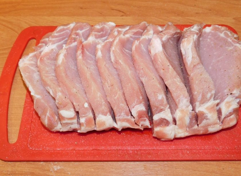 1. Этап. Фаршированная свинина из духовки: Возьмите кусок свинины без костей. Сделайте прорези по всему куску, не доходя до конца. Посыпьте мясо со всех сторон солью и специями.