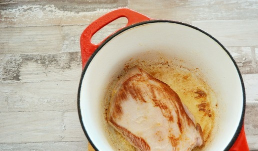 1. Этап. Бургер с рваной индейкой по-американски: В толстостенной кастрюле раскалите масло и обжарьте кусок индейки со всех сторон