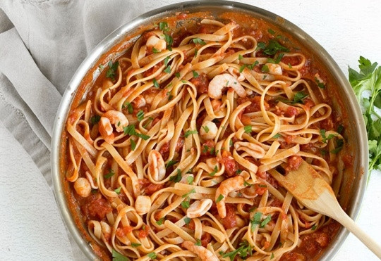 1. Этап. Итальянская паста с морепродуктами: 7. Перемешайте аккуратно, дополните свежей зеленью — и можно подавать к столу. Приятного аппетита!