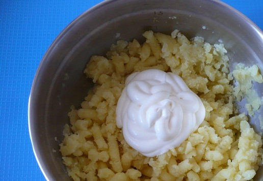 1. Этап. Сэндвичи Рождественские елки с тунцом: Отварите картофель, приготовьте пюре, добавьте щепотку соли, перемешайте и дайте остыть. Добавьте майонез в пюре только тогда, когда оно остынет. Все хорошо перемешайте.