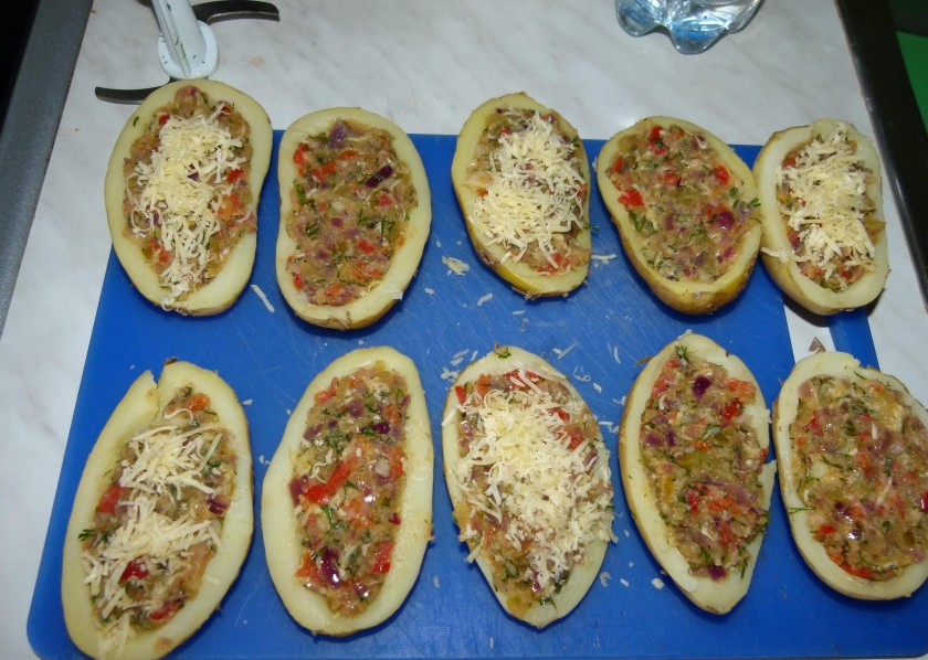 1. Этап. Ароматный запеченный фаршированный картофель: 12. Каждую лодочку фарширую полученной начинкой и посыпаю твердым сыром.
