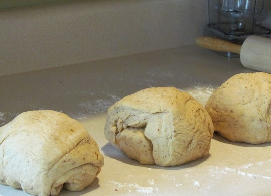 1. Этап. Тостовый хлеб: 5. Готовое тесто разделите на 3 равные части.