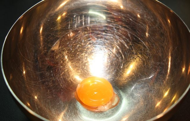 1. Этап. Заправка для Цезаря с креветками: 1. В глубокую мисочку вбейте желток, аккуратно отделив его от белка. В некоторых вариантах, как сделать заправку для 