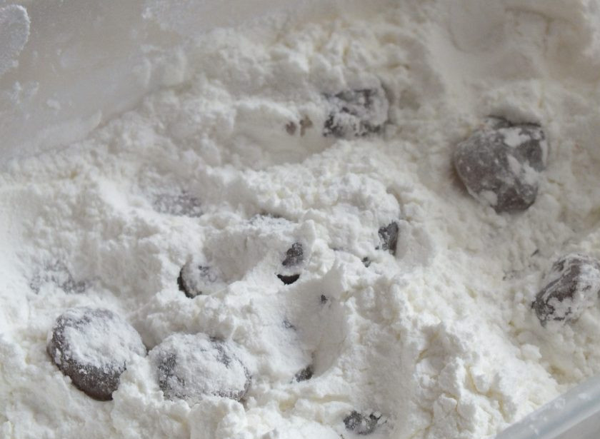 1. Этап. Леденцы без сахара: Заполненную форму сверху присыпьте крахмалом и дайте постоять 30 минут. После обваляйте леденцы в крахмале, переложите в герметичную емкость или заверните в вощеную бумагу. Храните леденцы в прохладном месте, периодически присыпая крахмалом.