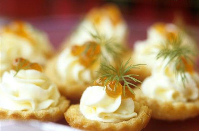 1. Этап. Тарталетки с икрой и маслом: 4. Идентичный по составляющим, однако в несколько ином исполнении - это следующий рецепт приготовления тарталеток с икрой и маслом. В данном варианте размягченное сливочное масло необходимо поместить в кондитерский мешок и наполнить им тарталетку. Сверху выложить несколько икринок. Такой вариант подойдет для большой компании, так как весьма экономный.