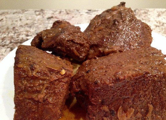 1. Этап. Запеченное мясо с корицей и приправами: 11. Готовое мясо достаньте из духовки, полейте соусом, а затем нарежьте небольшими кусочками. Подавайте к столу с любимым гарниром. Приятного аппетита!