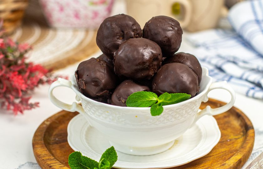 1. Этап. Конфеты из сухофруктов в шоколаде: Конфеты готовы! Храните в герметично закрытой емкости не дольше 10 дней.