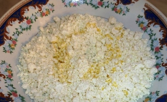 1. Этап. Запеканка в мультиварке Филипс: Первым делом подготовьте творог, для этого измельчите его при помощи мясорубки, сита или вилки.