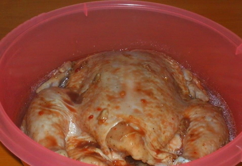 1. Этап. Вкусная курочка: 5. Перекладываю курицу в миску и заливаю приготовленным маринадом, отправляю курицу в холодильник на 5-6 часов.