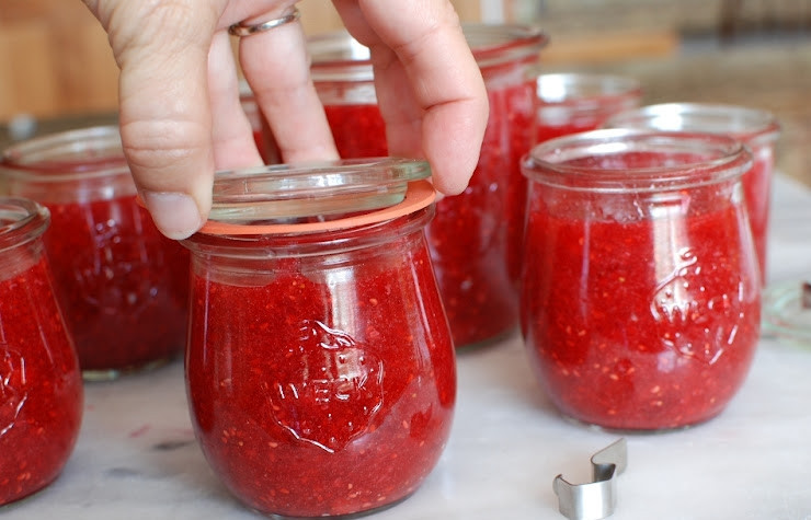 1. Этап. Сырой клубнично-малиновый джем: Получившуюся смесь разливаем по баночкам. Не переживайте, что смесь жидкая - уже спустя сутки она застынет и приобретет консистенцию джема.