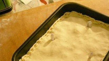 1. Этап. Суфле из курицы с грибами: 5. Затем выкладываем вторую половину начинки, застилаем раскатанной второй частью теста. Делаем отверстия (вставив трубочки), чтобы тесто дышало.