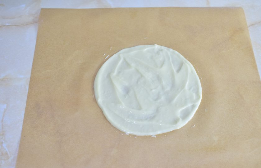 1. Этап. Торт «Молочная девочка» с бананами: Переверните лист и тонким слоем распределяйте тесто необходимого диаметра. Выпекайте корж 2-3 минуты при 180 градусах. Коржи пекутся очень быстро!