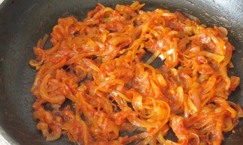 1. Этап. Карп под соусом: 7. По вкусу добавляю соль, молотый перец и сахарный песок, еще раз перемешиваю.