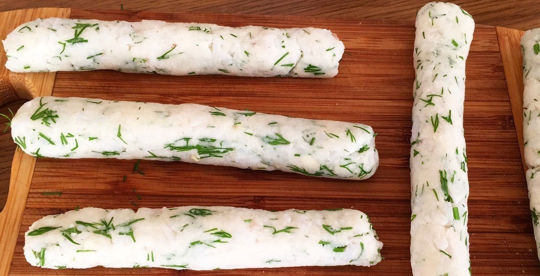 1. Этап. Постные рисовые котлеты с чесноком: Формируем из рисового теста палочки.