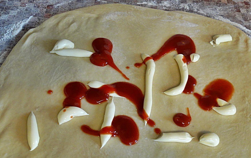 1. Stage. Mini pizzas: Roll out the dough into a 0.5 cm thick layer, spread it with mayonnaise and ketchup