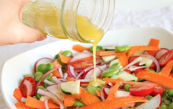 1. Этап. Салат из редиса: 5. Заправляю салат приготовленной заправкой, оставляю его на пару минут, так все овощи пропитаются заправкой, но останутся хрустящими.