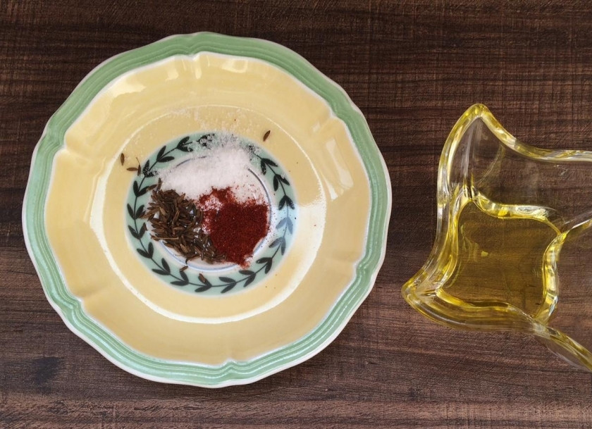 1. Этап. Стейк из свиной корейки: 2. Берем оливковое масло и добавляем специи, это будет наш маринад.