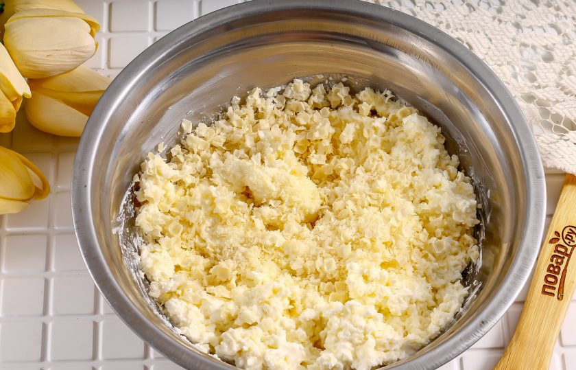 1. Этап. Конфеты из творога и вафель: Половину вафельной крошки всыпьте в творожную массу и перемешайте, крошка 