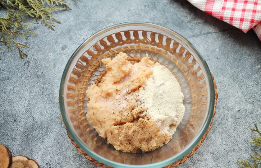 1. Этап. Суфле из кролика: Добавьте манку, поперчите и перемешайте.