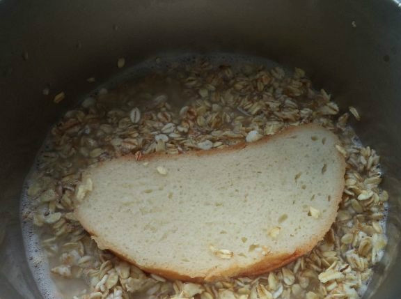 1. Этап. Овсяный кисель старинный: Для данного киселя я буду использовать хлеб. В моем случае — это кусок батона, грамм 100. Кладу его в кастрюлю и накрываю полотенцем. Ставлю в теплое место на двое суток.