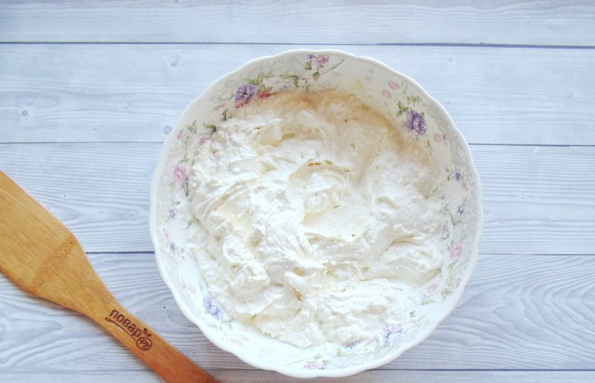 1. Этап. Сырники без глютена и сахара: Тщательно перемешайте или взбейте блендером творожную массу.