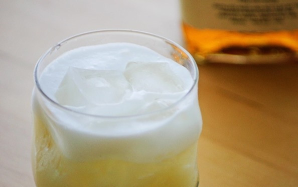 1. Этап. Коктейль со свежим яйцом: 3. Быстро вливаем эту взбитую смесь в коктейль, и только при подаче добавим лед - с ним вкуснее, но с ним и пена осядет быстро. Приятного аппетита!