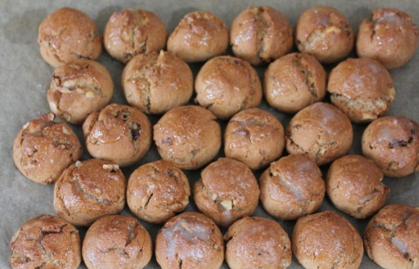 1. Этап. Пряники с грецкими орехами: Готовые пряники можно смазать легкой глазурью. Для этого ст. ложку сахарной пудры разводим водой и покрываем верх пряников. А можно присыпать пряники сухой пудрой и подать к столу.