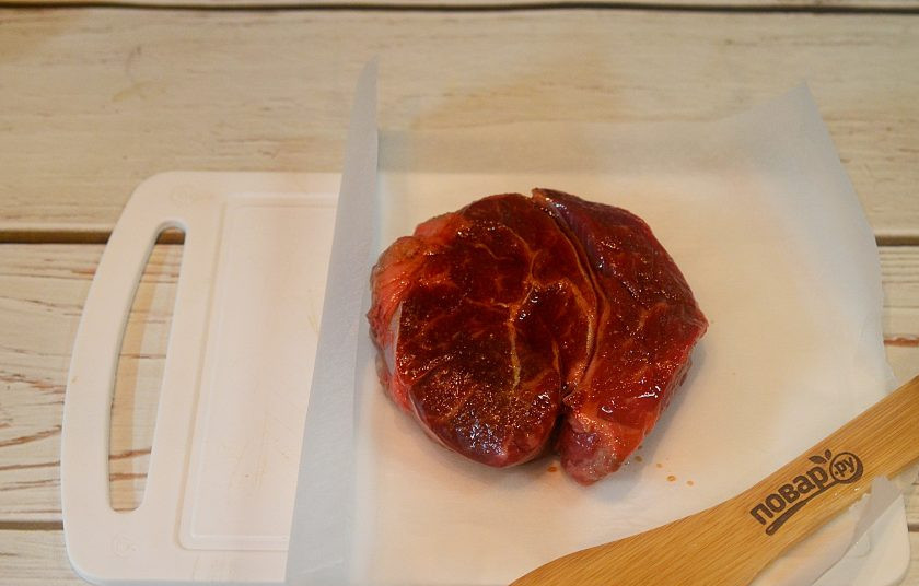 1. Этап. Говядина запеченная Кунжутная: 4. Положите на пергамент, заверните 