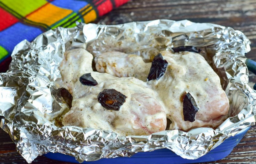 1. Этап. Куриные ножки с черносливом: Переложите аккуратно ножки в форму для выпекания. Фольгой накройте мясо.