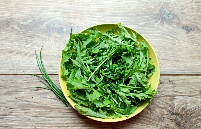 1. Этап. Салат из одуванчиков по-китайски: Зеленый лук порежьте и добавьте в миску.