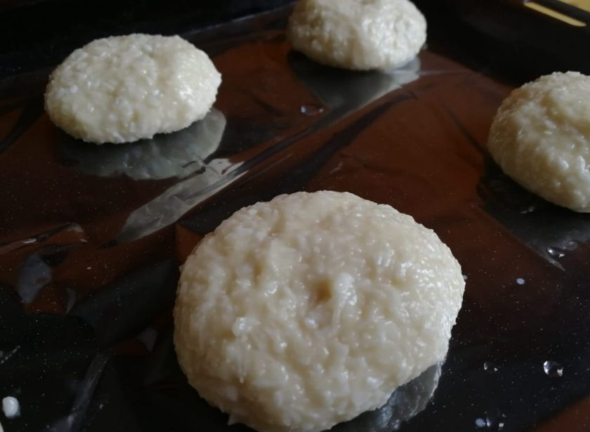 1. Этап. Кокосовое печенье Завтрашнее: Выстилаем противень пергаментом или пленкой для запекания, я предпочитаю пленку и ниже покажу почему. Руками, смоченными в воде формируем печеньки и выкладываем их на противень с небольшим запасом расстояния, так как они поднимутся в процессе выпекания.