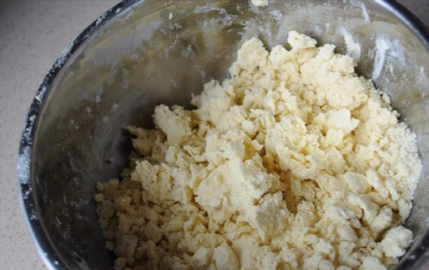 1. Этап. Слоеные пирожки с вишней на пиве: 2. После этого достаньте тесто из холодильника и замесите его руками, добавляя муку, пока оно не станет эластичным и не перестанет липнуть к рукам.