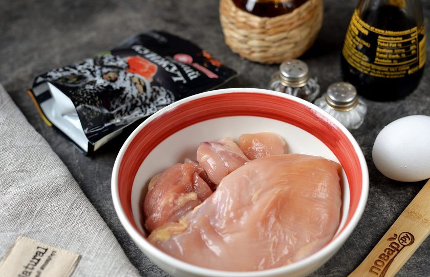 1. Этап. Куриное филе обжаренное в кунжуте Куриный козинак: Подготовьте ингредиенты. Филе промойте, дайте стечь воде полностью.