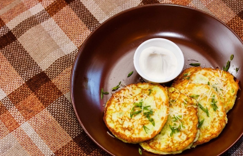 1. Этап. Кабачковые драники: 4. Готовые драники сперва перекладываю на бумажное полотенце, чтобы ушел лишний жир, затем кладу на тарелку, посыпаю зеленью и тертым сыром и подаю со сметаной.