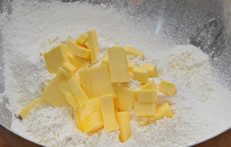 1. Этап. Яблочные сконы: К муке добавляем на кубики нарезанное сливочное масло.