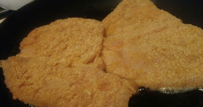 1. Этап. Отбивная из куриного филе: 4. Отправляем отбивные на сковороду с раскаленным растительным маслом. Жарим на среднем огне сразу с одной стороны.