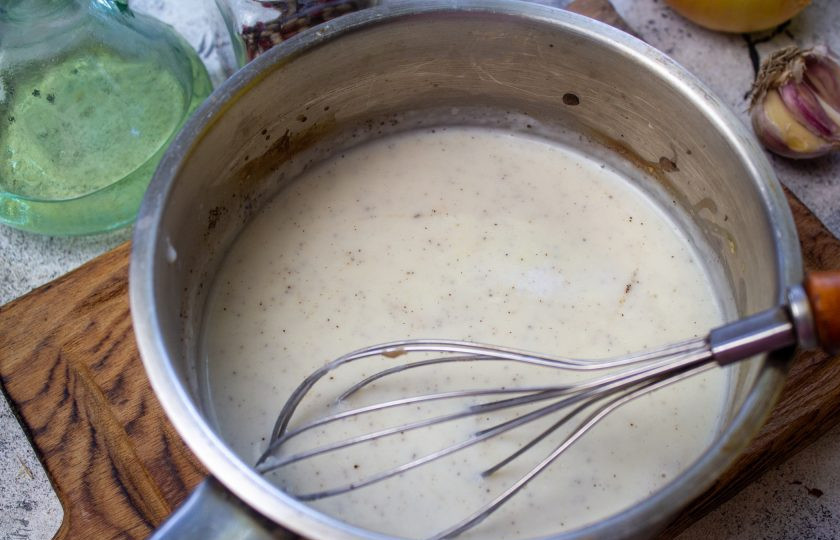 1. Этап. Запеканка из баклажанов по-гречески: Приготовьте соус 