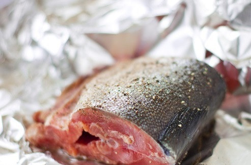 1. Этап. Парфе из креветок: Разогрейте духовку до 200 градусов. Форель кладем на лист фольги, солим и перчим, плотно заворачиваем и отправляем в духовку на 20 минут.