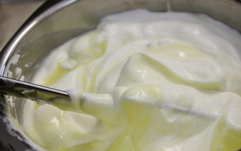 1. Этап. Крем заварной для медовика: 6. Выложите сливки в крем и аккуратно перемешайте. Все, крем готов, можно смазывать коржи и собирать 