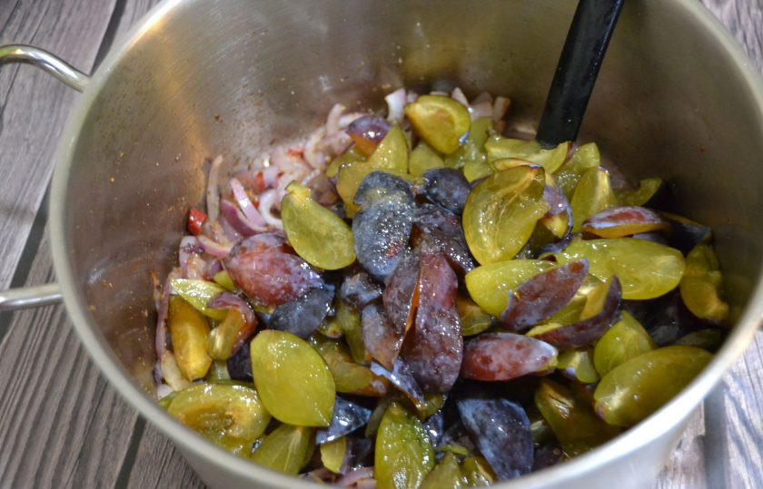 1. Этап. Чатни из слив на зиму: Добавьте в кастрюлю сливы.